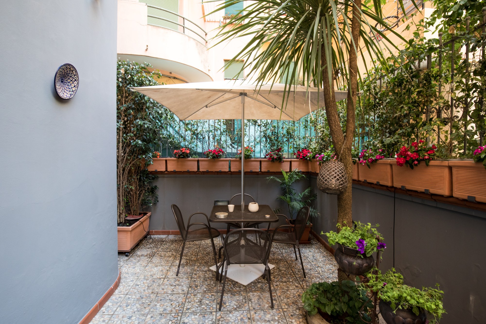 Il patio del B&B Civico Cinque, con tavolino e piante